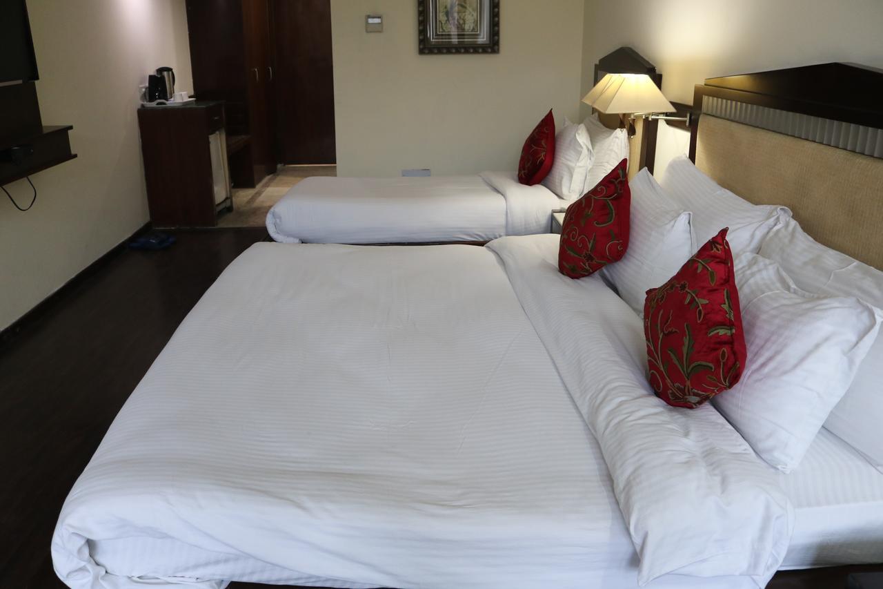 Hotel The Residency Srinagar Exterior foto